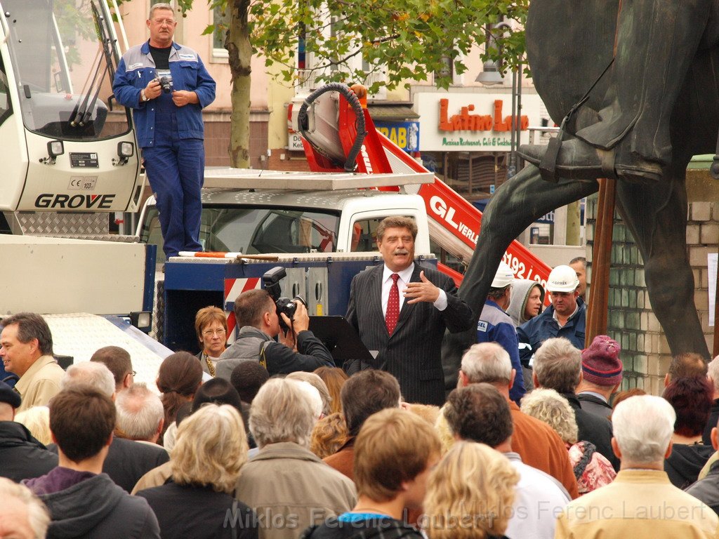Reiterdenkmal kehrt zurueck auf dem Heumarkt P36.JPG